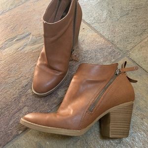 DV light brown/cocoa ankle boots with double side zip sz 7